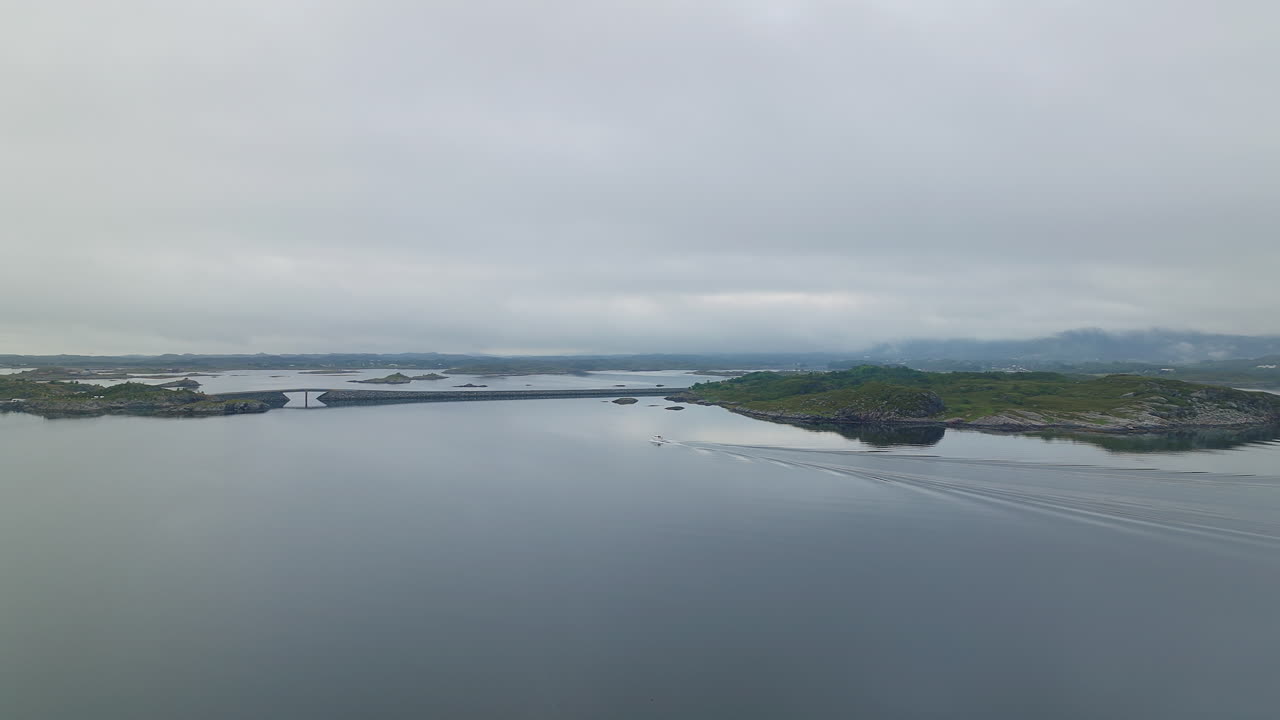 노르웨이의 대서양 도로에 있는 다리의 풍경과 같은 놀라운 광각 벽화