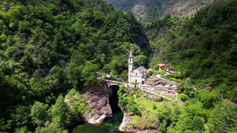 La-Iglesia-De-Santa-Ana-Se-Encuentra-En-Un-Valle-Detrás-De-Cannobio-En-El-Lago-Maggiore.