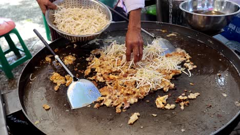 cocinando un plato tradicional de tortilla de ostras tailandesa.