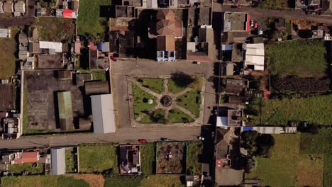 4K-Drohnenaufnahme-Des-Zentralen-Parks-Von-Tucuso-Mit-Der-Kirche-In-Vertikaler-Bewegung-Mit-Blick-Auf-Den-Zenit,-In-Machachi,-Pichincha,-Ecuador