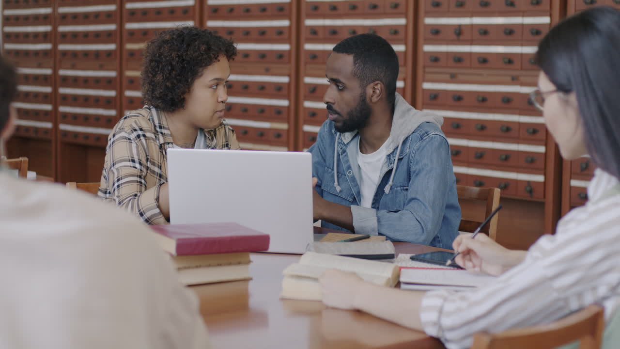 estudiantes que colaboran en una biblioteca