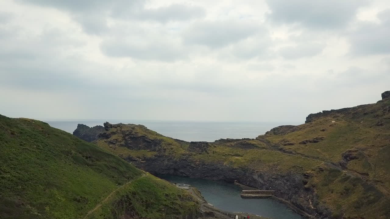 puerto costero de tintagel en la costa de cornualles, vista aérea