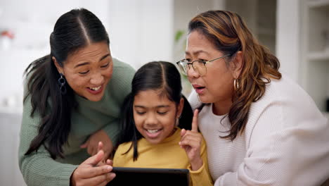 Abuela,-Madre-Y-Niña-En-Una-Tableta-Como