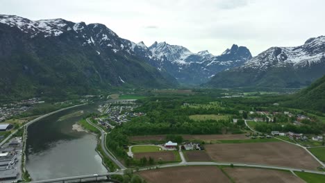Andalsnes-Norwegen-Und-Rauma-Fluss-Mit-überquerender-Brücke---Luftaufnahme-In-Richtung-Romsdalen-Mit-Dem-Berg-Romsdalshornet-Und-Der-Straße,-Die-Nach-Trollveggen-Und-Dombaas-Führt