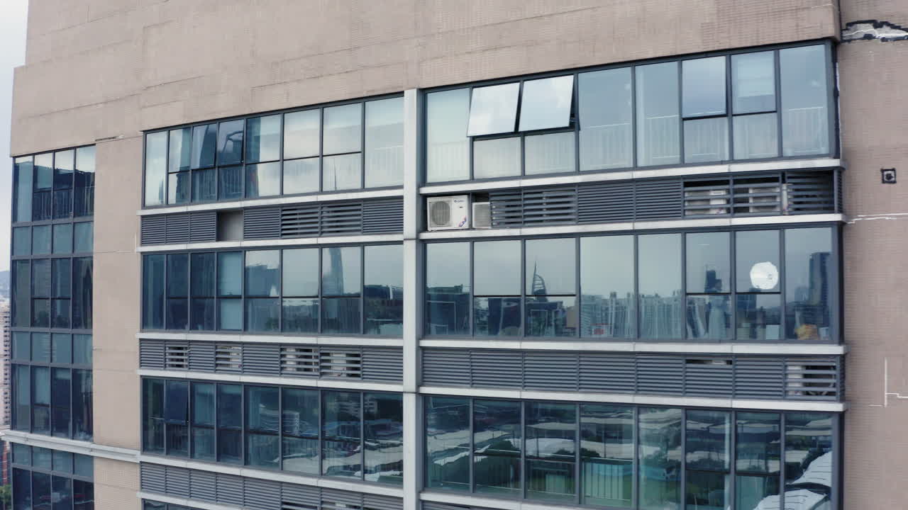 reflejos de la ciudad en el edificio de oficinas