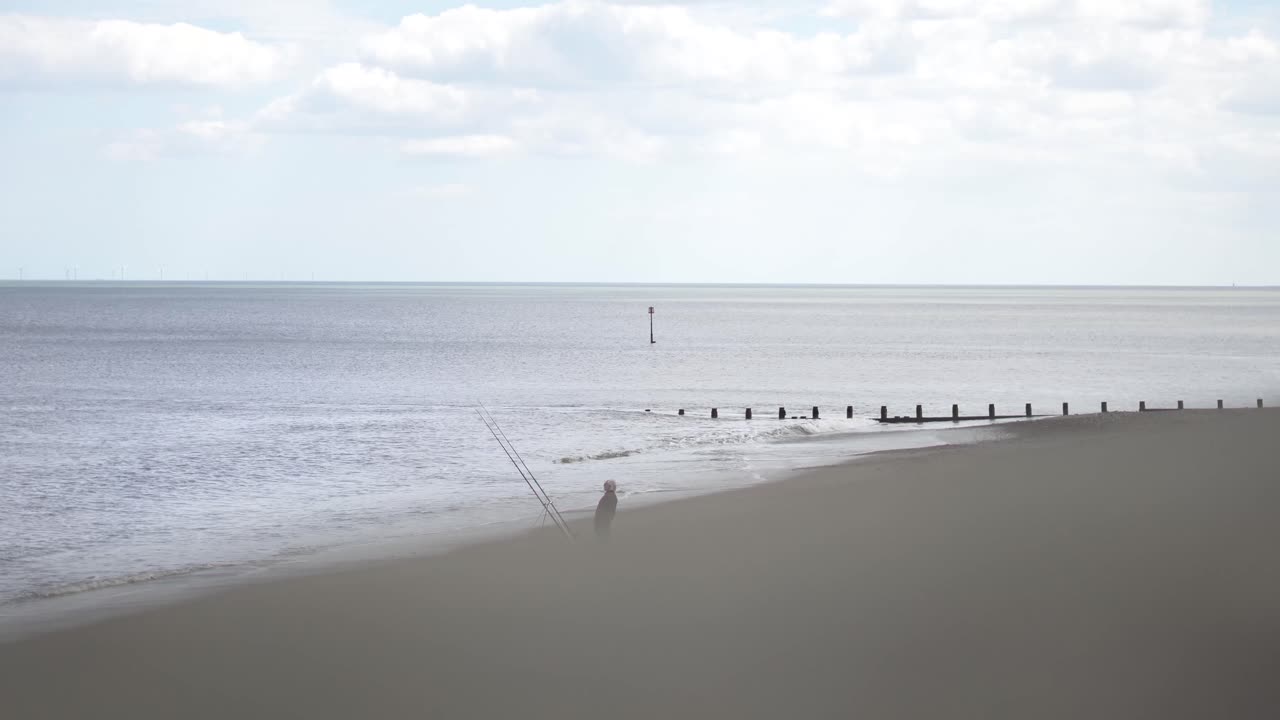 해변가에서 낚시를 하고 있는 어부들의 와이드 샷