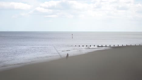 Toma-Amplia-De-Pescadores-Que-Pescan-Desde-El-Lado-De-La-Playa