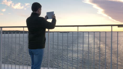 hombre adulto con tableta en un crucero