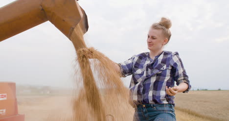 Weizenkörner-In-Bauernhänden-Landwirtschaft-3