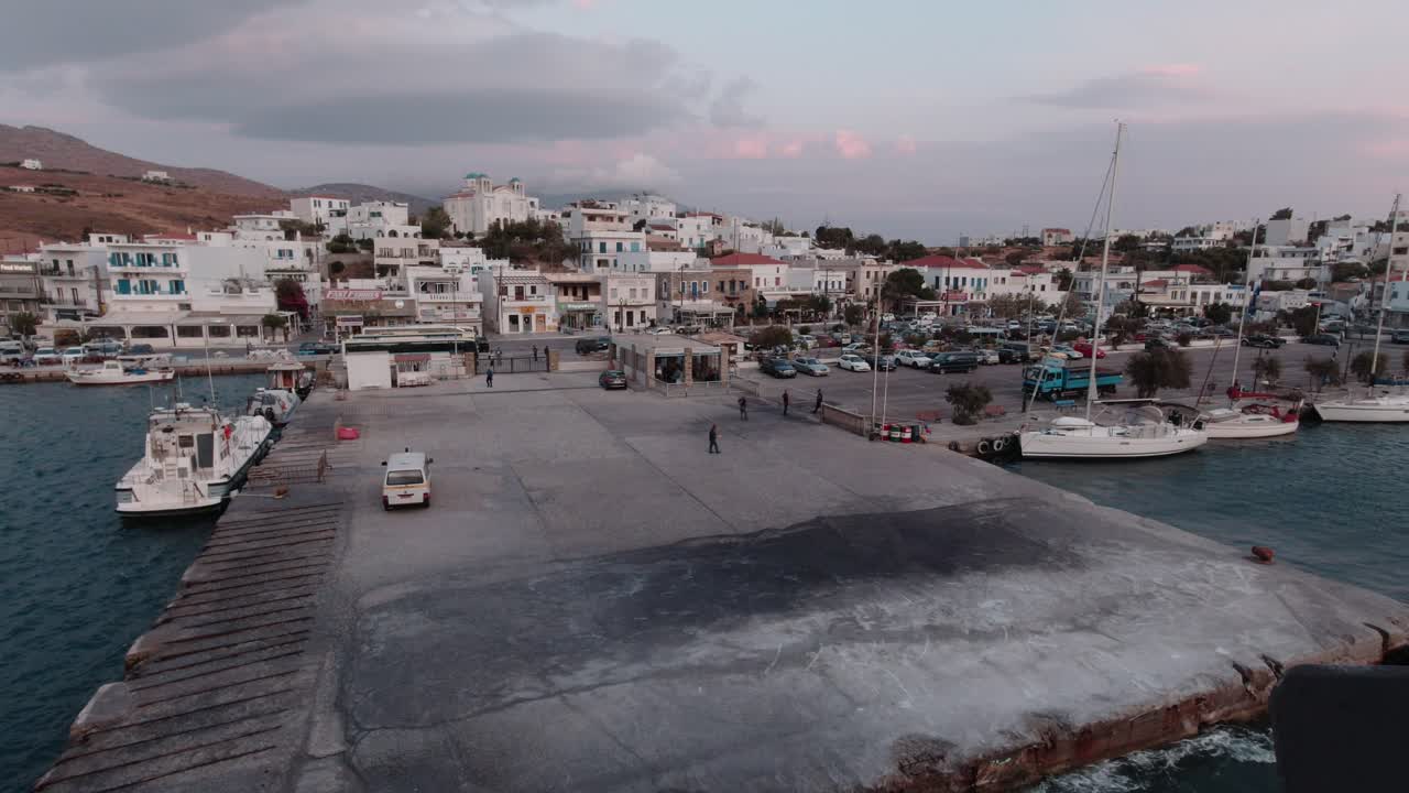 POV di una nave che lascia il porto di Andros in Grecia