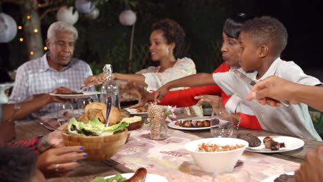 Familia-Negra-De-Varias-Generaciones-Que-Sirve-Comida-En-La-Mesa-Al-Aire-Libre