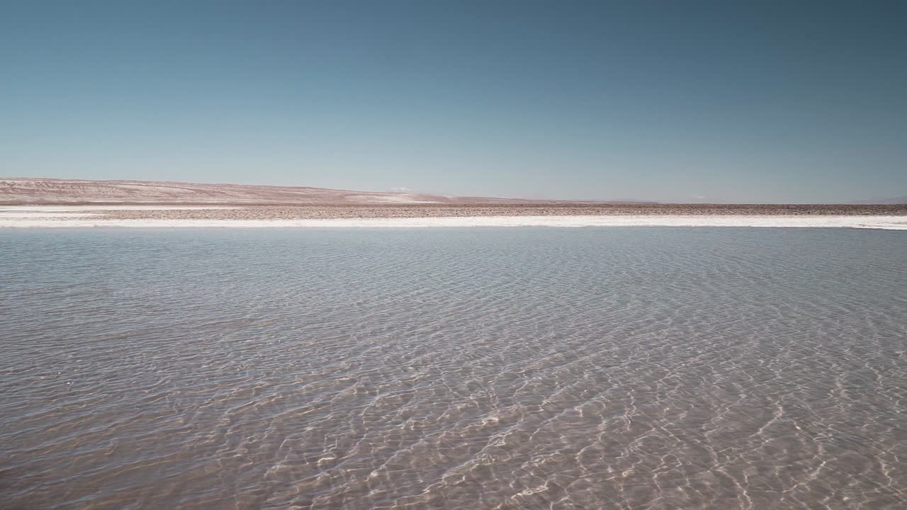 hermosa laguna salada en medio del desierto
