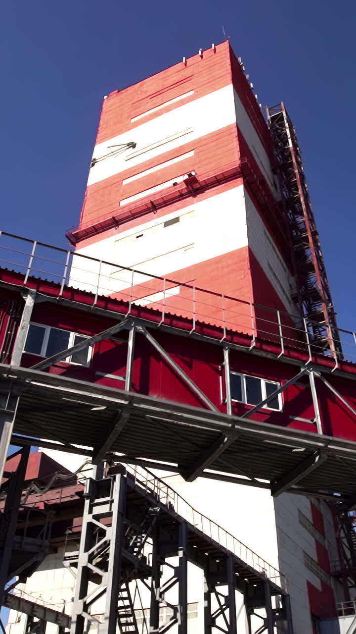 planta industrial con silo de almacenamiento