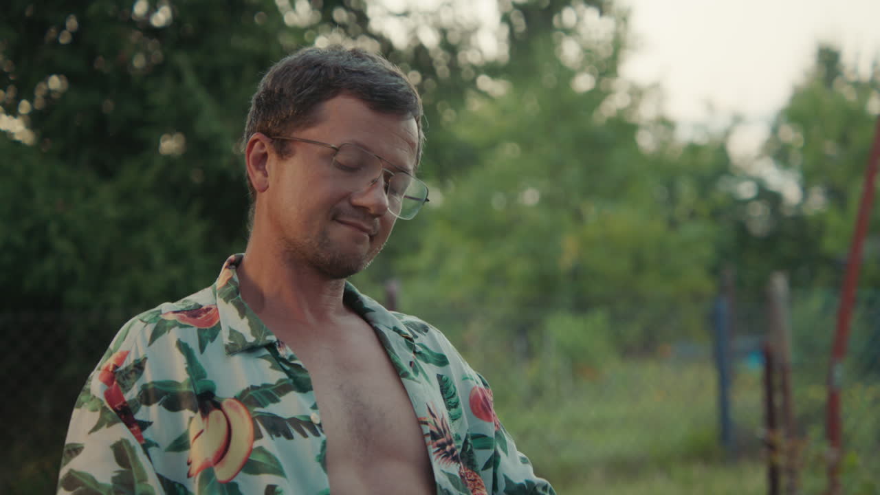 정원 에 있는 사람