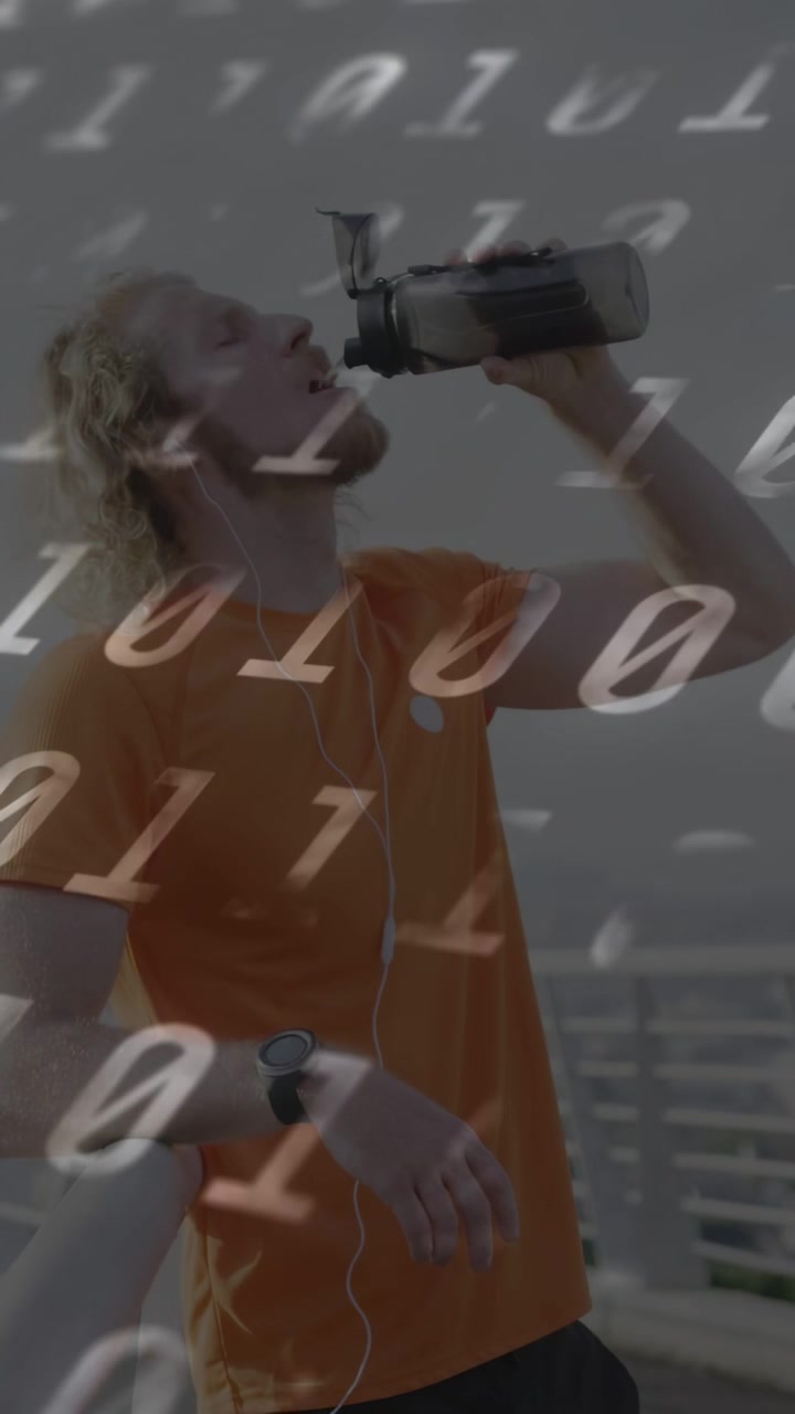 Vertikales Video: Mann hebt Flasche, trinkt an Meeresgeländer, Binärcode überlagert Mann für Fitness.