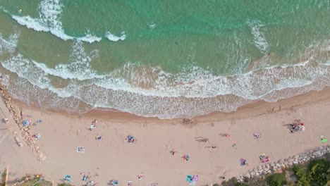 Imágenes-Aéreas-De-Drones-De-4k-De-La-Playa-En-El-Roc-De-Sant-Gaietà,-Un-Lugar-Pintoresco