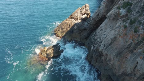 Olas-Salpicando-Contra-El-Acantilado-De-Cala-Llonga-En-Las-Islas-Belearic,-España