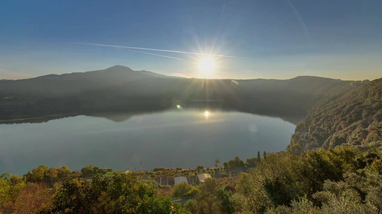 Vista panorâmica da costa do Lago Albano ao nascer do sol em timelapse, Província de Roma, Lácio, centro da Itália. Árvores verdes à luz da manhã.