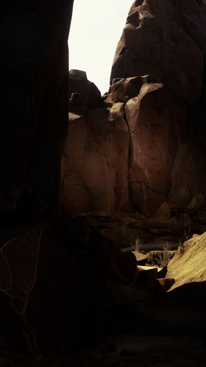 un estrecho cañón con la luz del sol fluyendo a través de la abertura