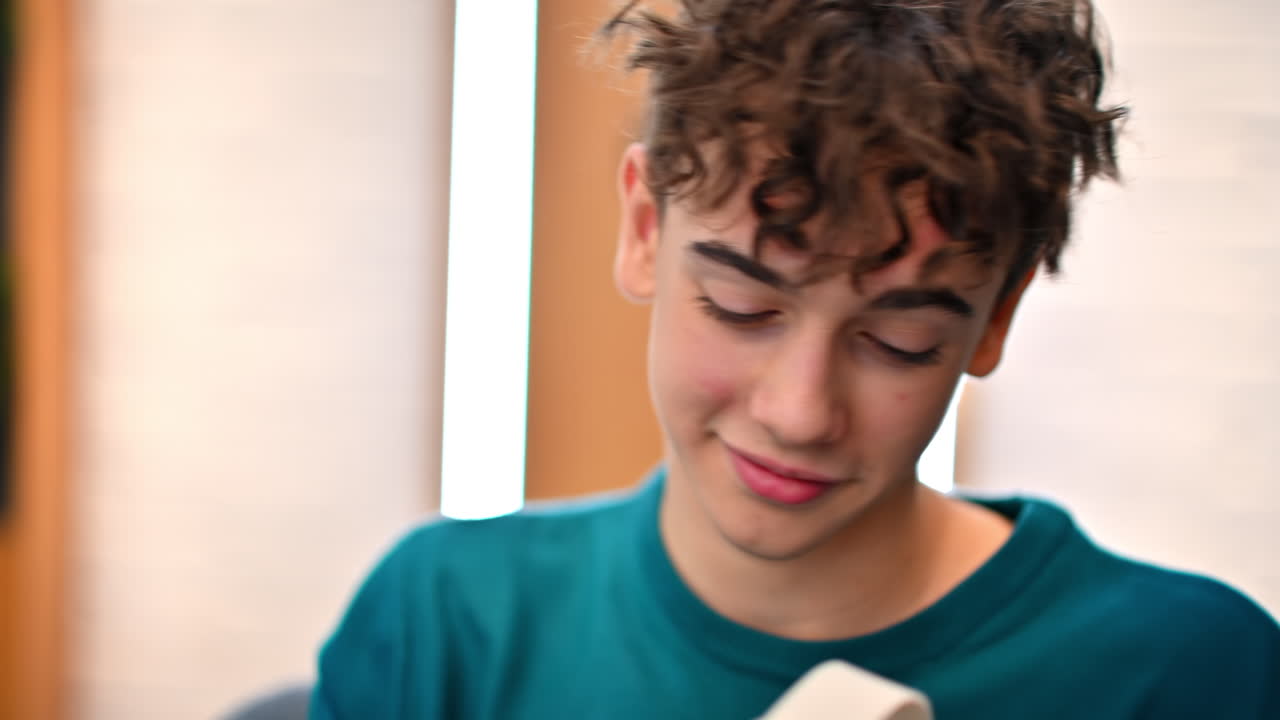 Um jovem caucasiano animado tirando os óculos de RV em um escritório