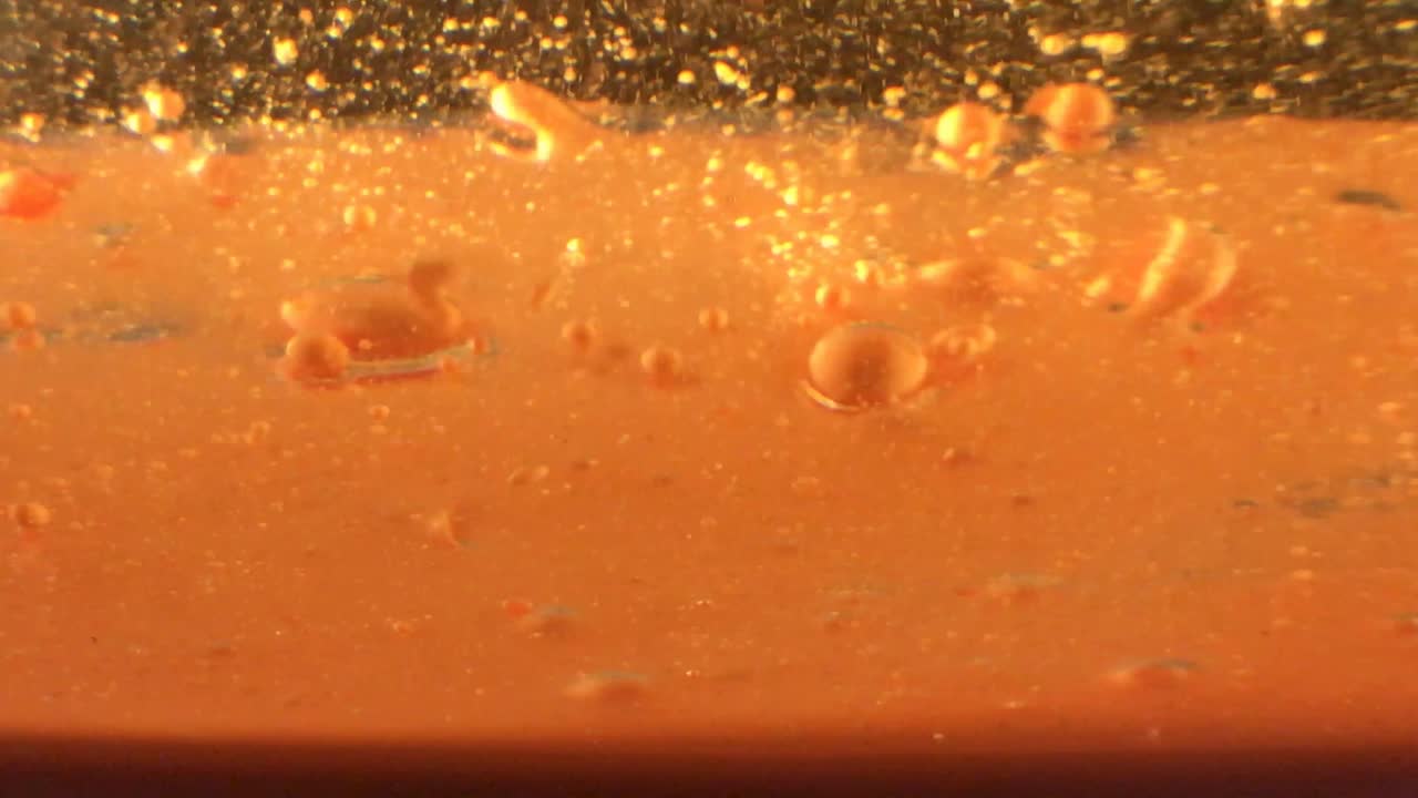 4k 초대형 교반 오일 및 색상 루프와 거품 및 잔해 낙진이 있는 스우시