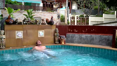 el hombre sentado en la bañera de agua caliente