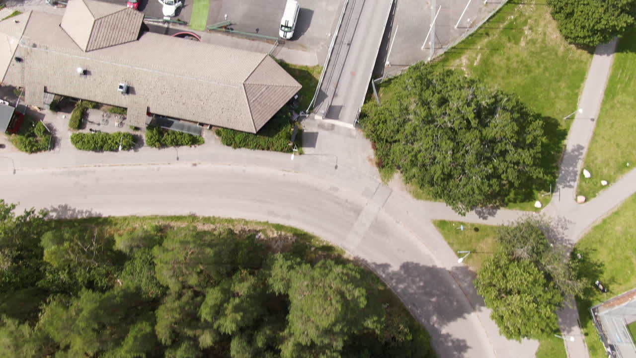 zona verde y campo de fútbol vacío en vallingby en estocolmo, suecia
