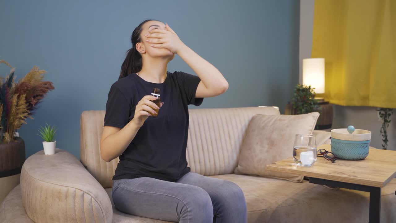 우울증에 걸린 젊은 여성이 항우울제 약을 복용하고 있습니다.