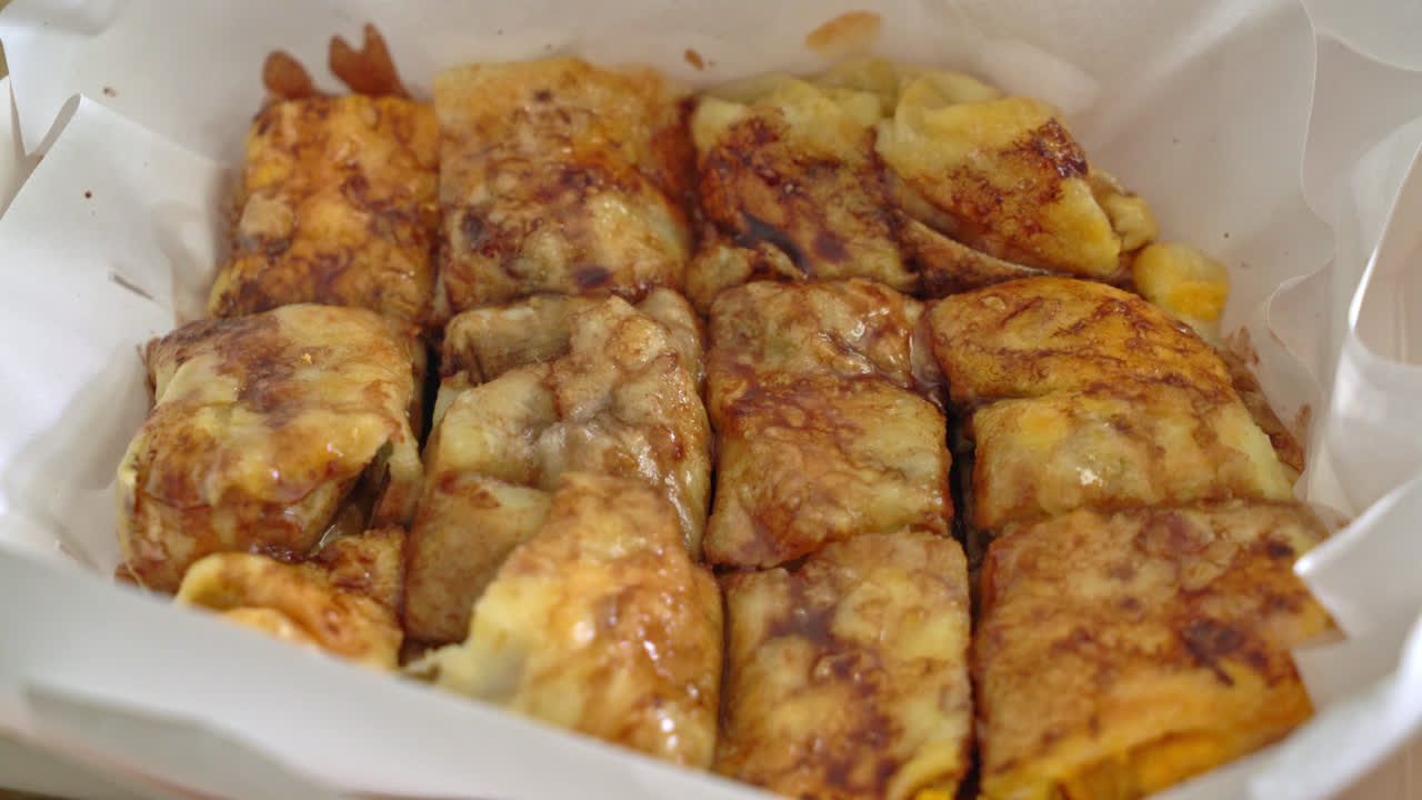 계란, 바나나, 초콜릿을 곁들인 튀긴 로티