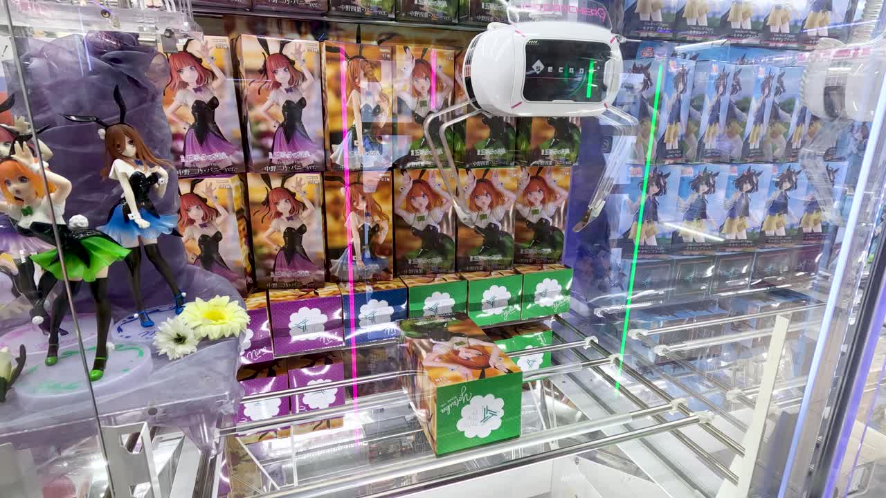 발이 내려와 장난감을 잡으려고 합니다.