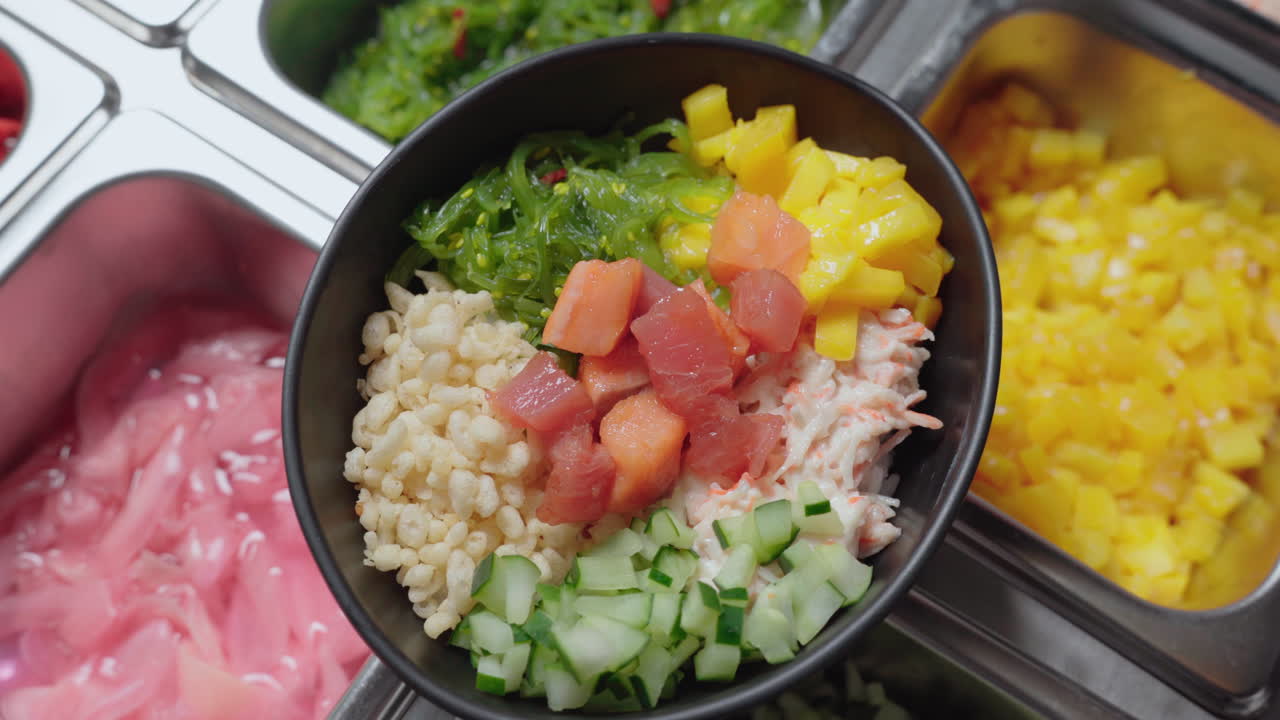 오이, 리무, 마우이 양파, 잘 익은 망고, 익히지 않은 참치와 연어를 얹은 포케 볼