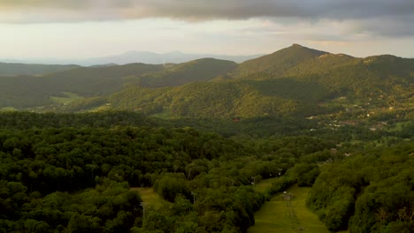 Beautiful-Blue-Ridge-Mountain-Range-in-North-Carolina,-Aerial-Flight