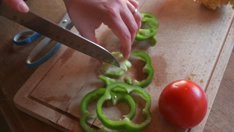 cocinero preparando verduras para cocinar hamburguesas veganas con pimiento verde en cámara lenta de 4k