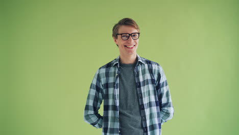 hombre sonriente con camisa a cuadros
