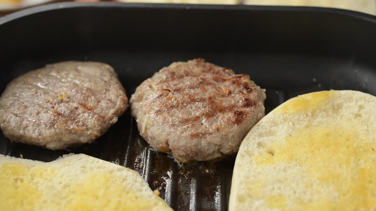 Frying pan, we prepare a sandwich. We prepare a sandwich