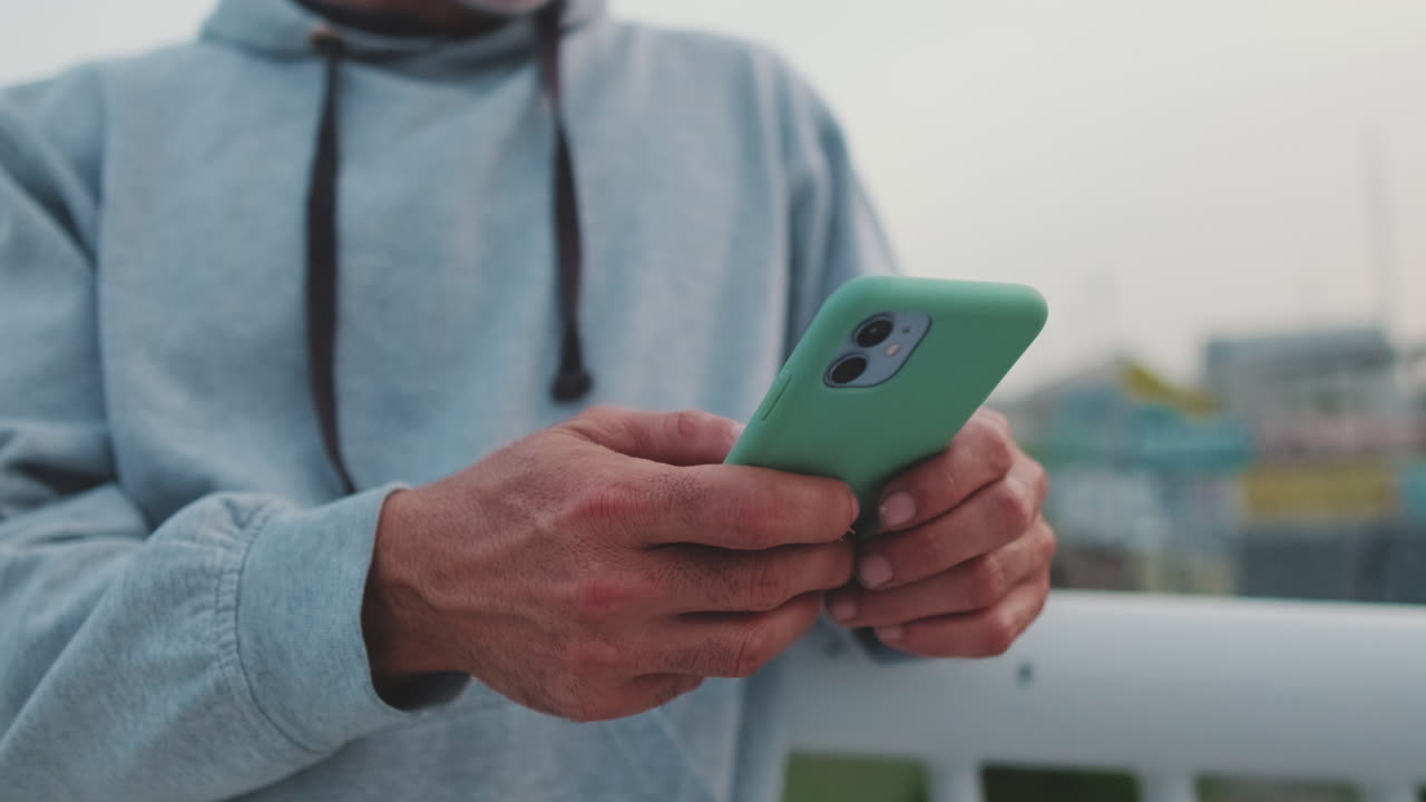 Person, die ein Smartphone verwendet