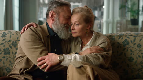 una feliz pareja de ancianos abrazándose en casa. retrato de una tierna pareja de amor jubilada