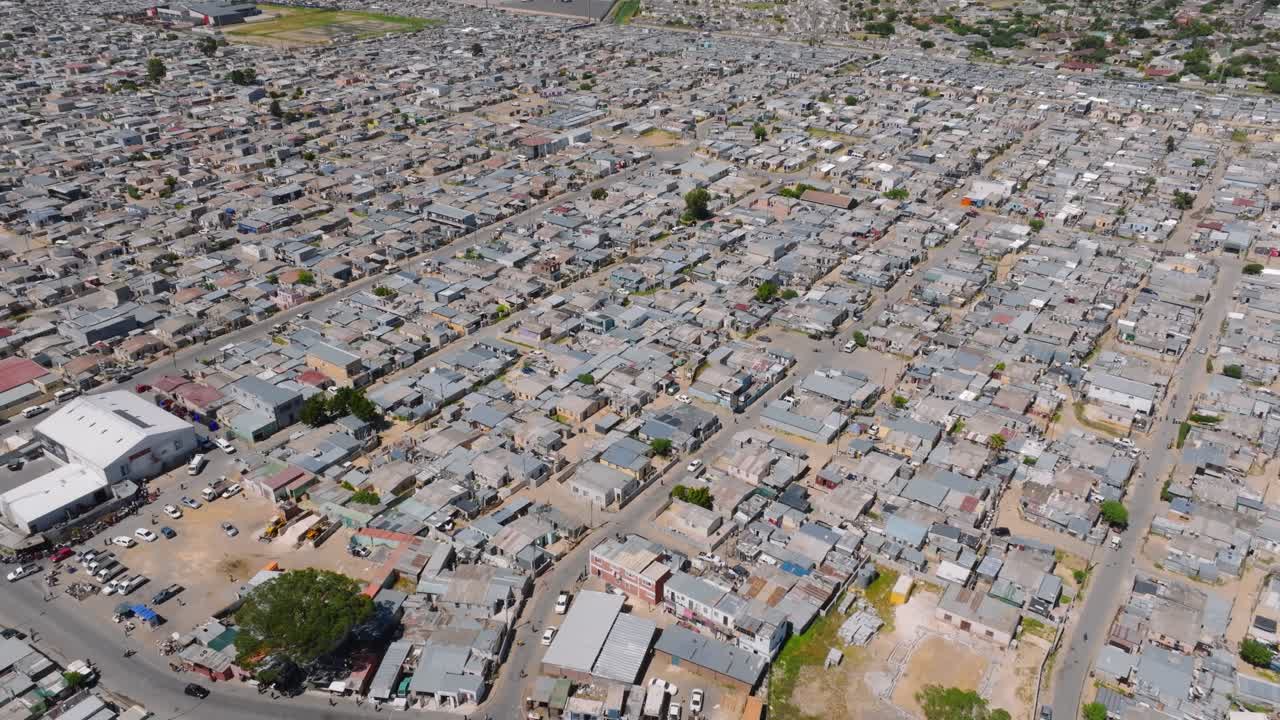 sobrevuelo aéreo vecindario africano. casas superpobladas en los suburbios de ciudad del cabo. multitud de casas durante un día soleado. disparo aéreo de arriba hacia abajo.