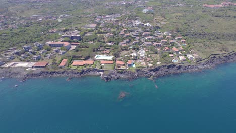 órbita-Aérea-Sobre-El-Pueblo-Residencial-En-La-Orilla-Del-Mar-Mediterráneo-Cerca-De-Catania,-Sicilia,-Italia