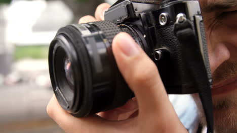 hombre fotografiando con una cámara
