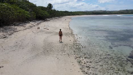 Junge-Europäerin,-Die-An-Einem-Perfekten-Sonnigen-Tag-In-Einem-Schwarzen-Bikini-Am-Strand-Von-Natadola-Entlang-Läuft