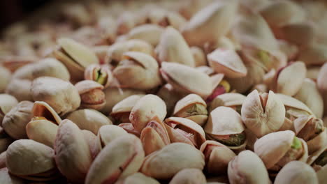 los pistachos tostados se vierten en una pila grande