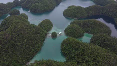 Lodge-Estilo-Pontón-Flotante-De-La-Laguna-Sugba-En-La-Isla-De-Siargao,-En-Medio-De-Exuberantes-Colinas-De-Manglares-Y-Laberintos-De-Agua.