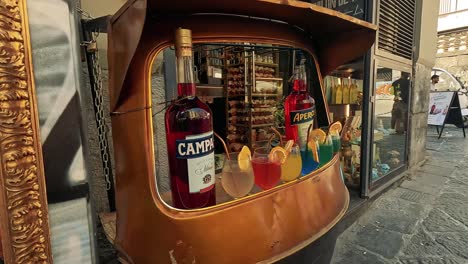 bebidas coloridas y botellas de campari en exhibición