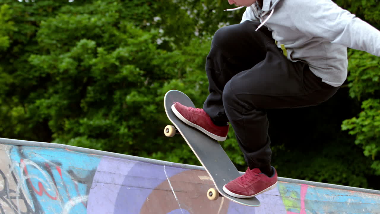joven patinador patinando en el parque de patinaje al aire libre