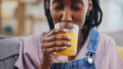feliz, mujer negra y jugo de naranja en casa viviendo