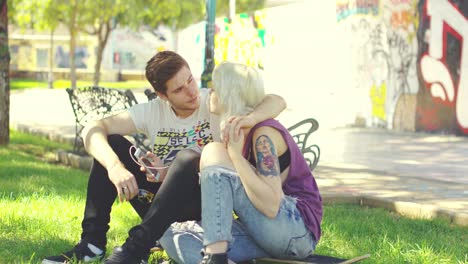 pareja joven relajándose en un parque urbano
