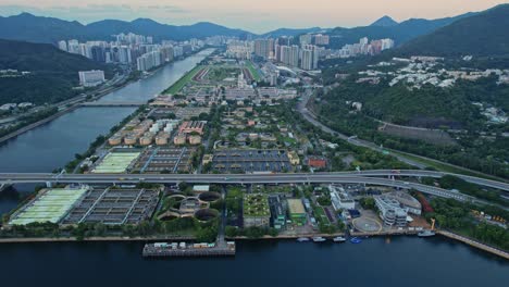 Vista-Aérea-Del-Amanecer-De-Las-Obras-De-Tratamiento-De-Aguas-Residuales-De-Sha-Tin-Para-El-Procesamiento-De-Aguas-Residuales-De-Shatin