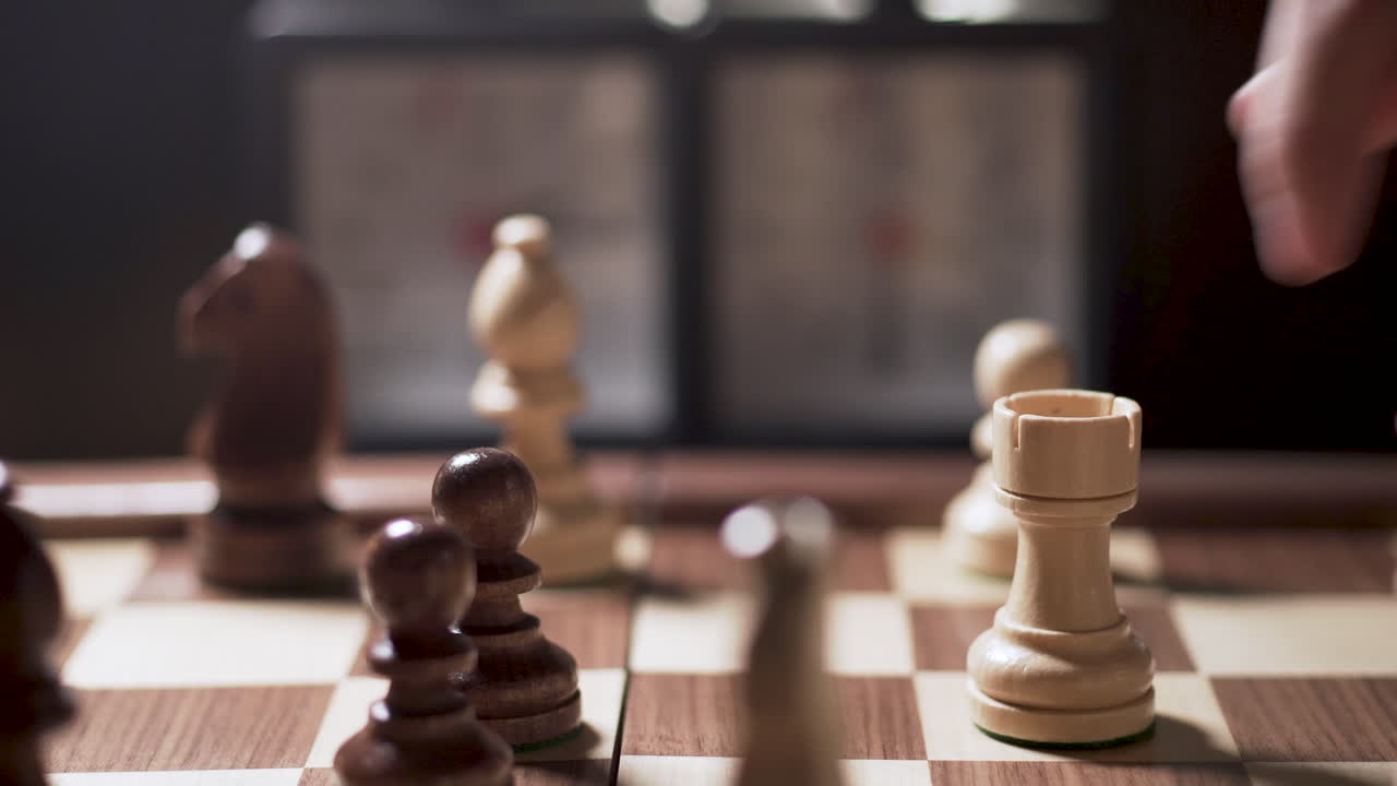 전략적 체스 움직임에서 탑이 한 자리에 움직입니다.