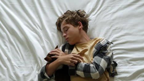 niño durmiendo con el perro en la cama